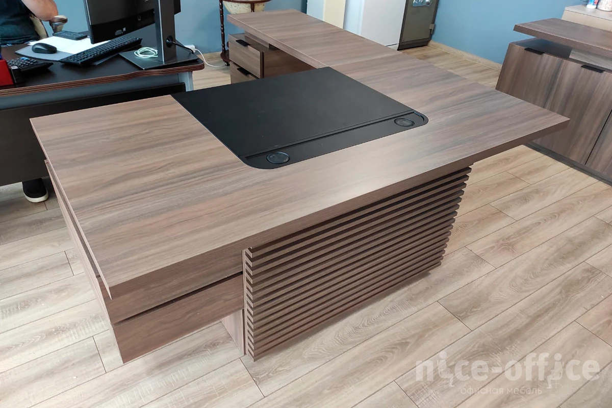 Стол руководителя TS-180 + Траверс TS-100.2 Time.S фото в интерьере 2